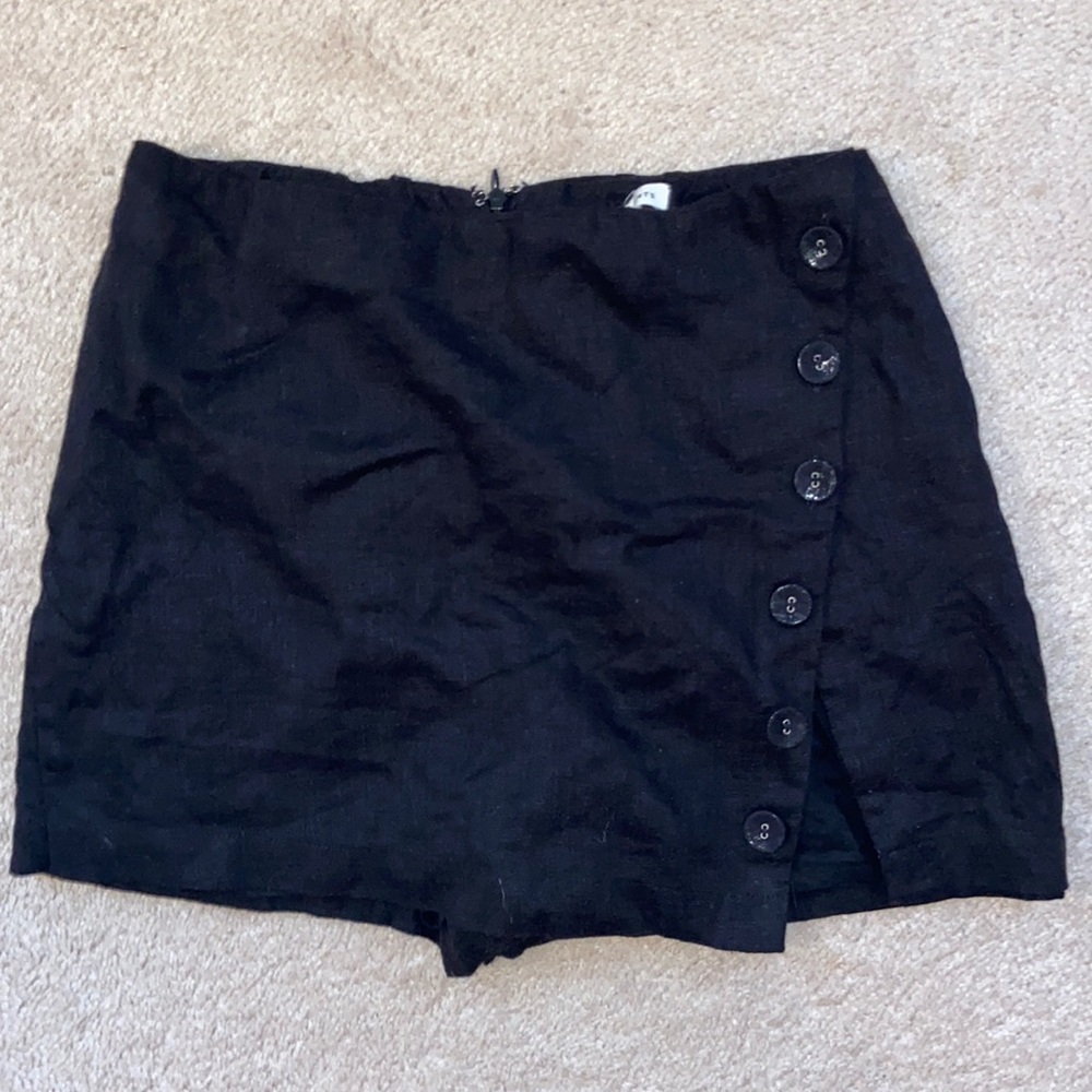 Black button skort